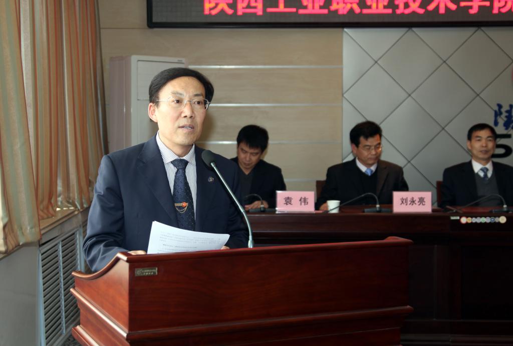 党委副书记王天哲主持会议